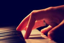 险些被扳平！卡赫胡德球员禁区爆射破门，但越位在先进球无效.